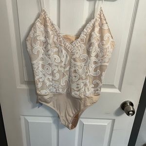 Cupshe body suit. White and cream. Size large. New with tags.